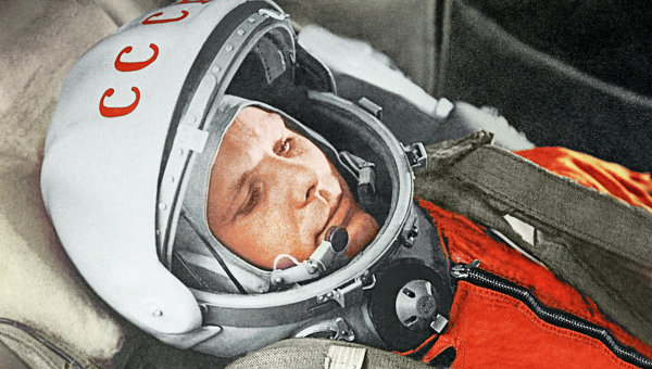 Летчик-космолнавт Ю.Гагарин в кабине космического корабля “Восток”
